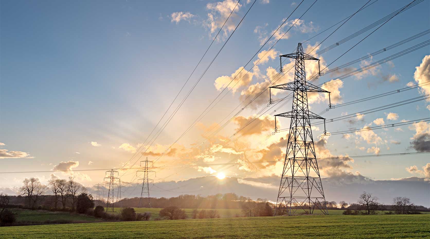 Stromnetz bei Sonnenuntergang - EINHORN–ENERGIE