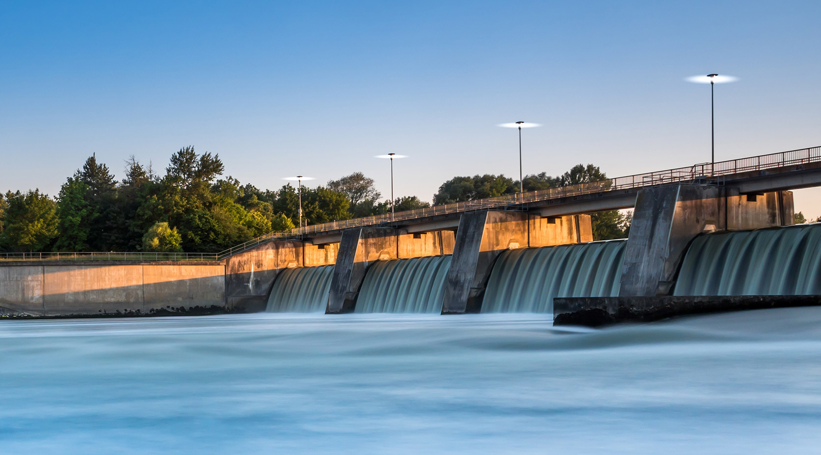 Wasserkraftwerk am Abend - EINHORN–ENERGIE